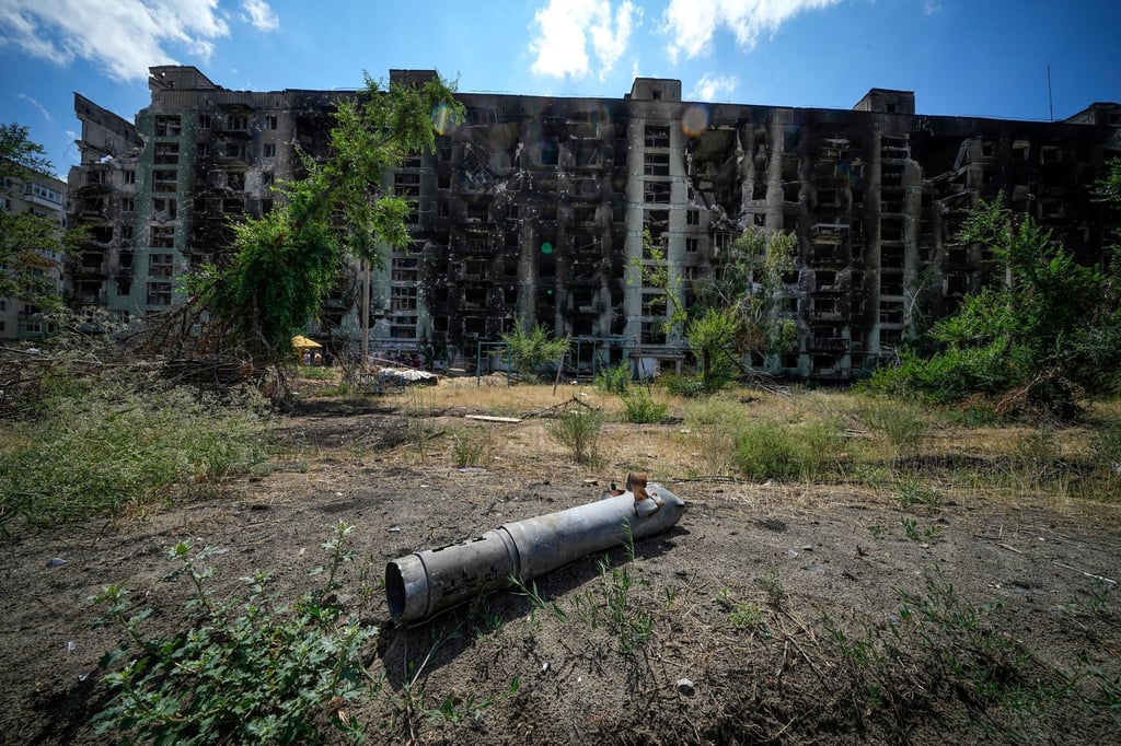 Ein Raketenteil in der Nähe eines beschädigten Wohnhauses in Sjewjerodonezk. Dieses Bild wurde während einer vom russischen Verteidigungsministerium organisierten Reise aufgenommen.