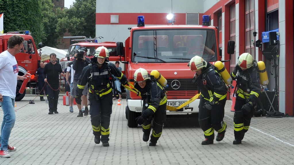 In voller Montur ein Feuerwehrfahrzeug abschleppen? Beim MDR-Wettkampf „Fit wie die Feuerwehr“ schafften das die Ascherslebener (Foto) und die Seeländer Kameraden.