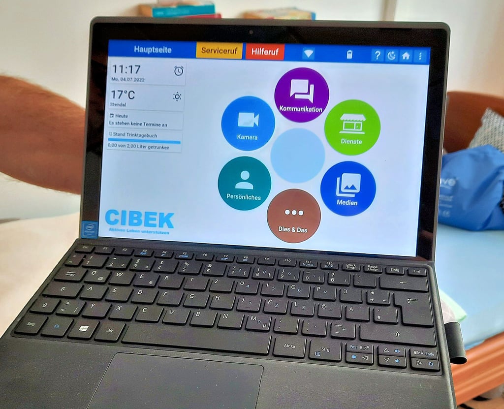 Der DRK-Kreisverband Östliche Altmark in Stendal zeigt auf einem Tablet einen Wohnassistenten, der das Leben von Senioren sicherer gestalten kann.