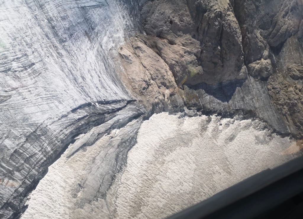Die neue, 200 Meter lange und zwischen 25 und 35 Meter breite Spalte an der Marmolata in Norditalien, dem höchsten Berg der Dolomiten.