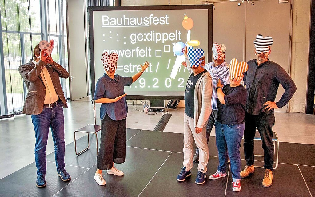 Maskiert soll es zum Bauhausfest-Umzug gehen, gemäß dem Motto „gedippelt, gewerfelt, gestreift“. Die Festmacher und Beteiligten zeigten bei der Pressekonferenz schon mal launig, wie das aussehen könnte.