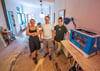 Mitgründer Lena Brake, Felix Kappe und Joris Graba (v.l.n.r.) stehen neben ihrem 3D-Drucker im CC:kiez. 