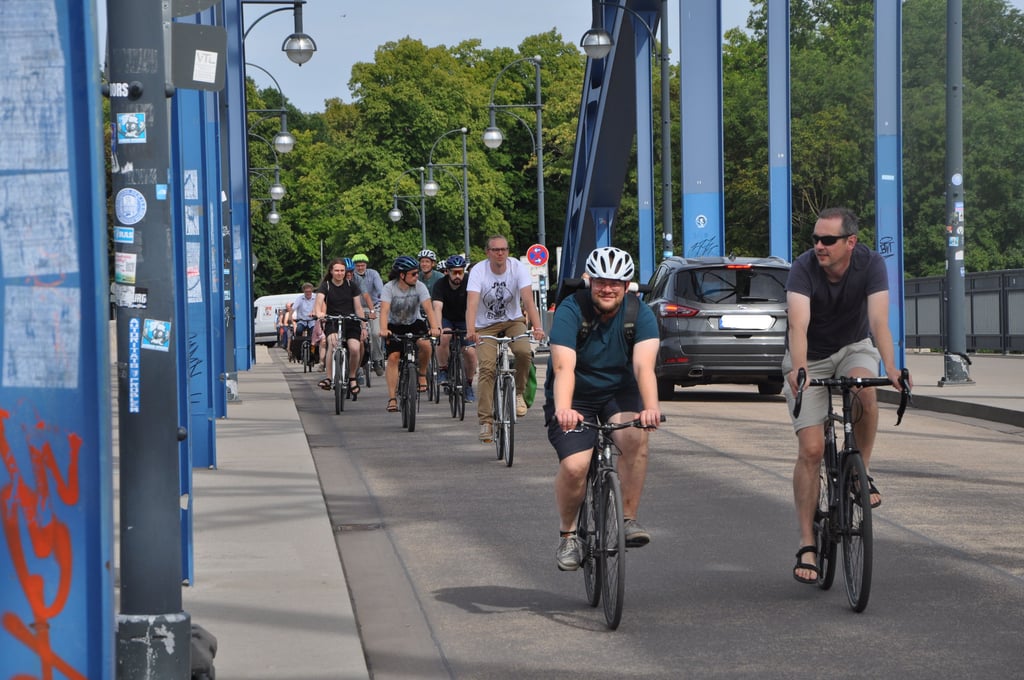 Etwa 50 Fahrradfahrer haben sich am Montag (18. Juli 2022) zu einem spontanen Radkorso über die für Autos geöffnete Magdeburger Sternbrücke zusammengefunden. Hier drehten sie mehrere Runden.