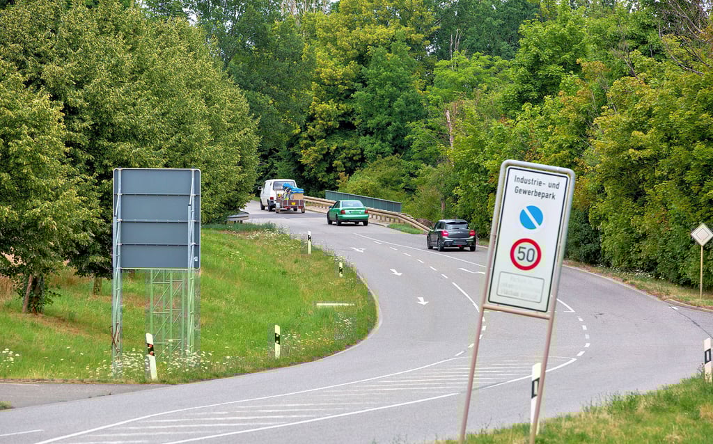 Geht es nach dem Willen der Stadt Zeitz, soll die Industrieparkstraße zur Bundesstraße 180 werden. Doch vor allem auf den Brücken wird es eng.