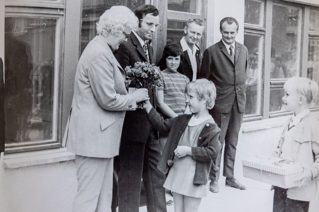 Die erste Leiterin der Kita-Kombination, Irmgard Casper, erhält zur Eröffnung am 30. Juni 1972 einen Blumenstrauß.