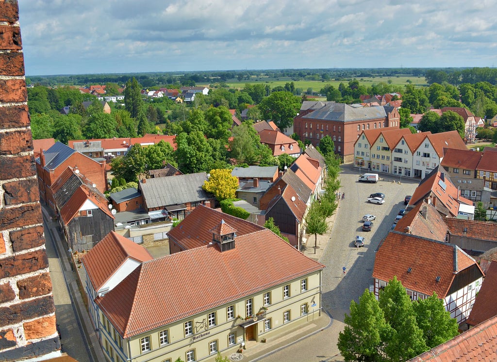 Blick vom Turm der Nicolaikirche auf das Rathaus und den Großen Markt in Osterburg.