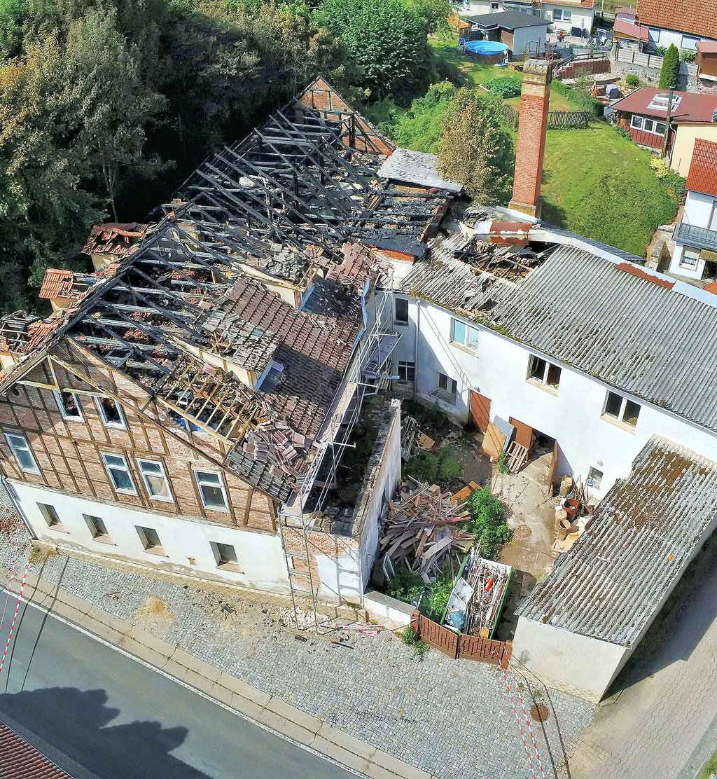 Aus der Luft sieht man das Ausmaß des Unglücks - der Dachstuhl ist komplett ausgebrannt.