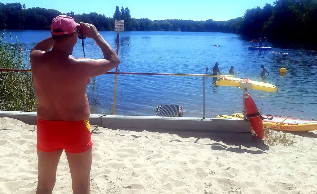 Elko Bernau, Einsatzleiter der DLRG Genthin, überwacht die Badenden am Zabakucker Kiessee.