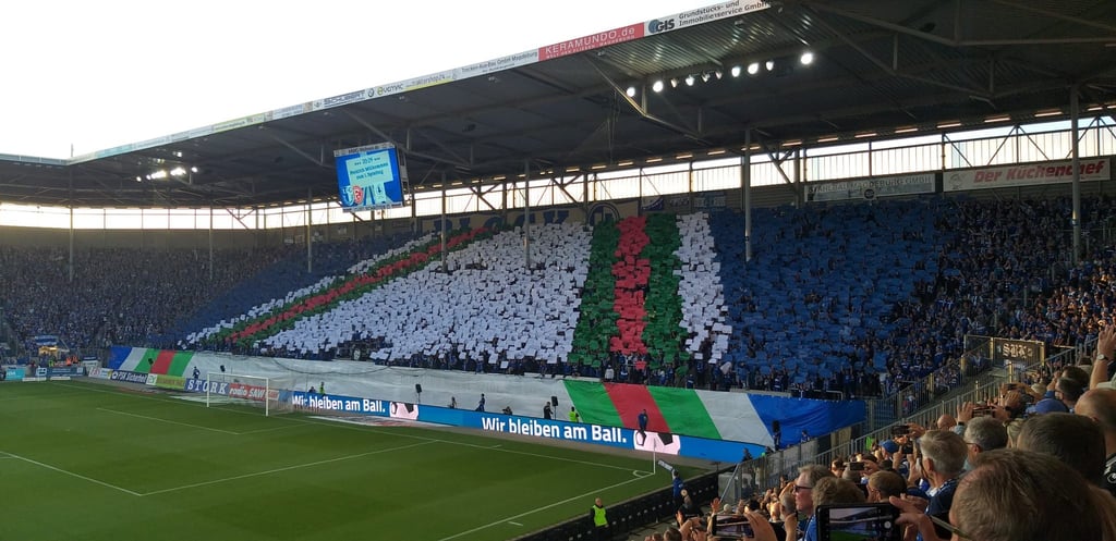 Fantastische Stimmung und Choreo im Stadion vom 1. FC Magdeburg beim Spiel gegen Fortuna Düsseldorf.