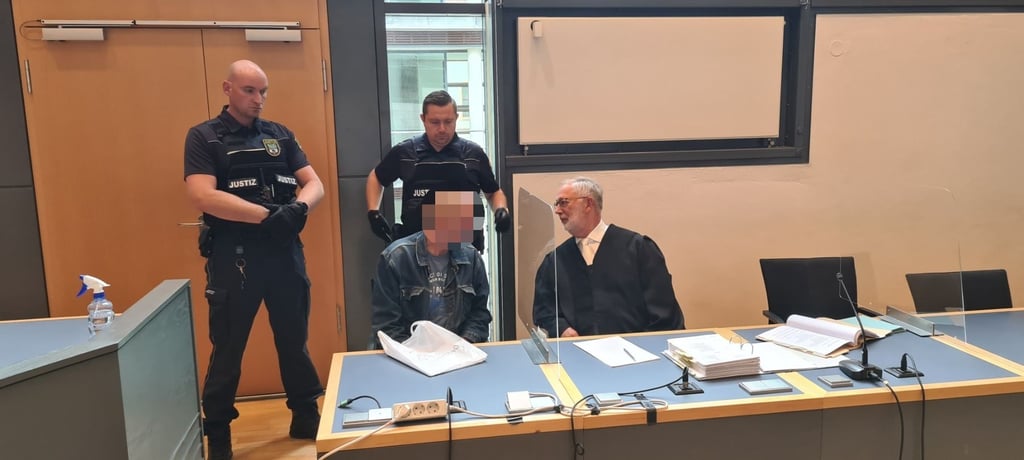 Der Angeklagte Frank H. und sein Strafverteidiger Johann-Otto Sattler im Gerichtssaal A23 des Landgerichts Magdeburg.