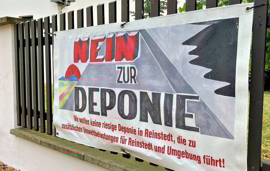 Zahlreiche „Nein zur Deponie“-Transparente hängen in Reinstedt.