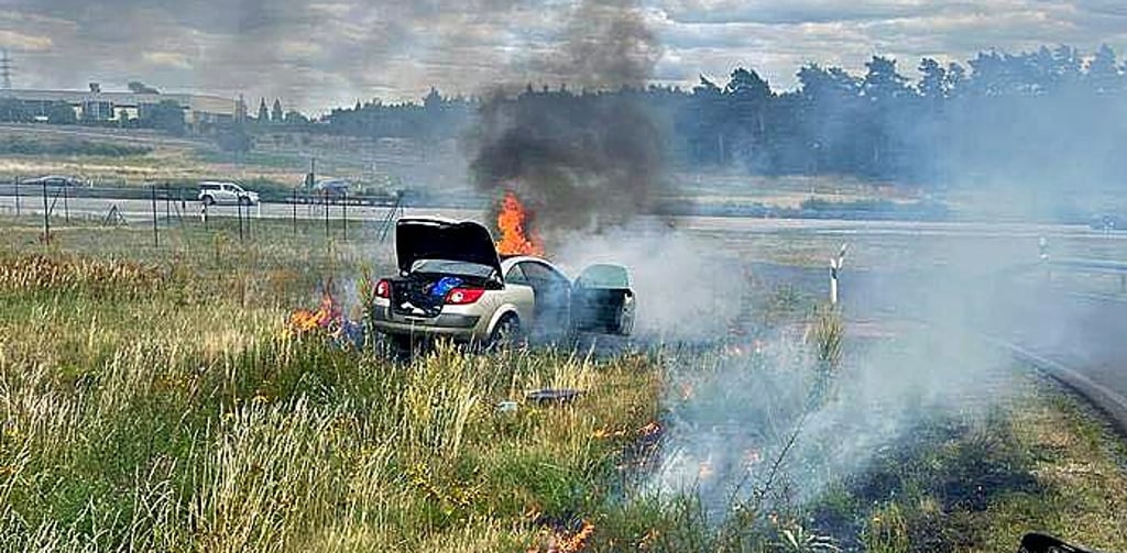 Der brennende Renault an der A9 bei Coswig.