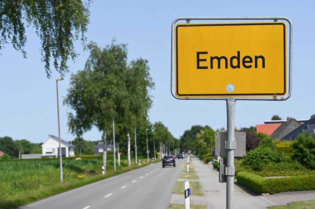 Auf dem Ortsschild steht statt „Veenhusen“ nun „Emden“ in der ostfriesischen Gemeinde Moormerland.