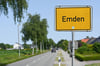 Auf dem Ortsschild steht statt „Veenhusen“ nun „Emden“ in der ostfriesischen Gemeinde Moormerland.