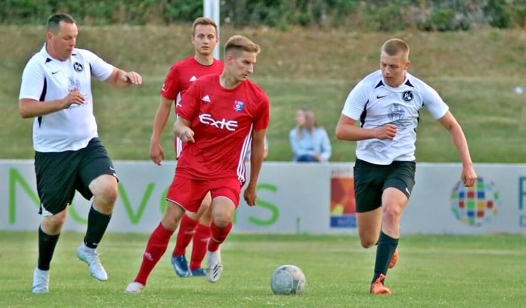 Gegen das Landesklasse-Team aus Nienburg (rot) unterlag Rotation 0:5. Hier versuchen Philipp Landgrabe (li.), und Paul Siegel (re.) Sebastian Fischer den Ball abzujagen.