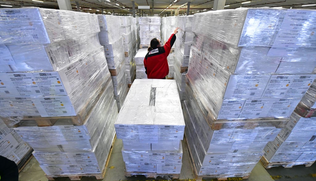 Eine Mitarbeiterin kontrolliert in einem Lager des Logistikunternehmens Fiege in Thüringen den Bestand an medzinischer Schutzausrüstung. In Barleben soll ein weiteres Logistikzentrum des Unternehmens entstehen.