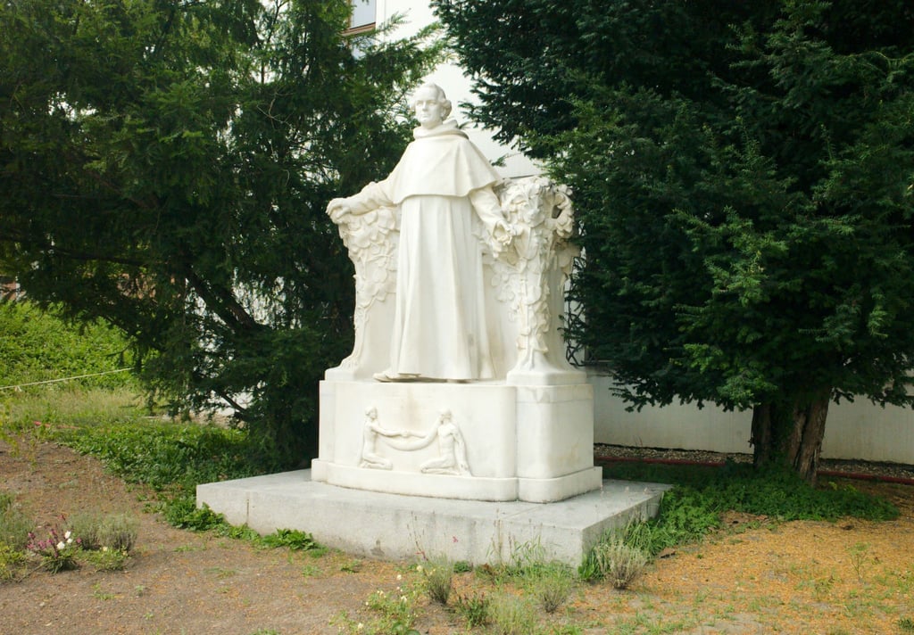 Eine Statue erinnert im Garten des Augustinerklosters im tschechischen Brünn (Brno) an den Mönch und Botaniker Gregor Johann Mendel.