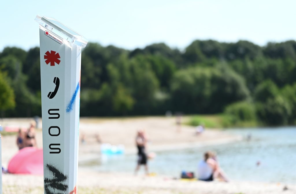 Eine DLRG-Notrufsäule steht an einem unbewachten Badesee in Ostfriesland.