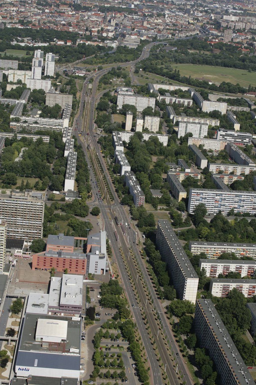 Die Magistrale in Halle-Neustadt aus der Luft betrachtet. Die Verbindung zwischen Altstadt und Neustadt muss saniert werden.