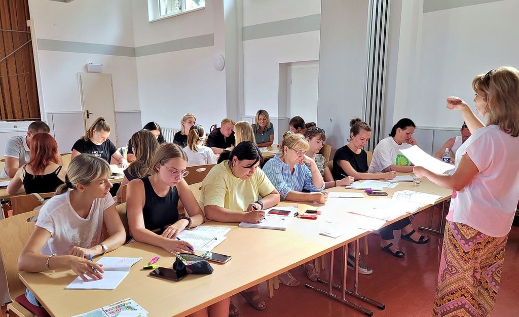 Lehrerin Raida Eyyubova (rechts) unterrichtet die Ukrainer zwei Mal wöchentlich im Klubhaus der Jugend in Bernburg.