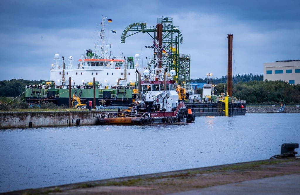 Schlepper und Arbeitsschiffe liegen im Hafen von Lubmin.