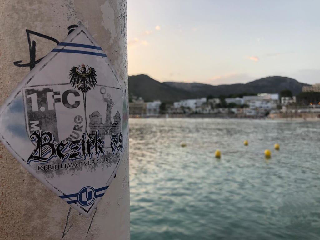 Da war schon ein Blau-Weißer vor mir hier. Im Hintergrund der Strand von Paguera auf Mallorca.