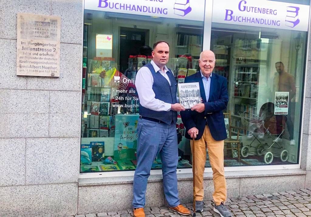 Autor Petrik Wittwika (links) und Mitherausgeber Ernst-Albert Naether, Urenkel des Begründers der Kinderwagenindustrie in Zeitz, stellten das Buch „Kinderwagen für Millionen“ in der Gutenberg-Buchhandlung vor. Für Naether war es der endgültige Abschied von Zeitz. 
