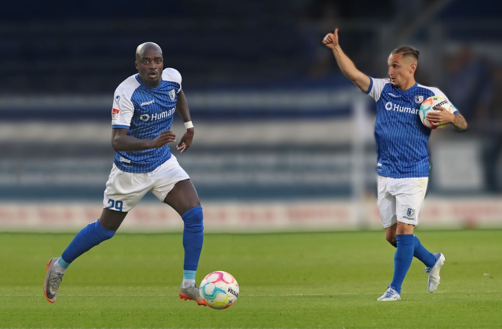 Nicht nur fußballerisch, sondern auch menschlich wichtig für Zweitliga-Aufsteiger 1. FC Magdeburg: Kapitän Amara Condé (l.) und sein Stellvertreter Baris Atik.