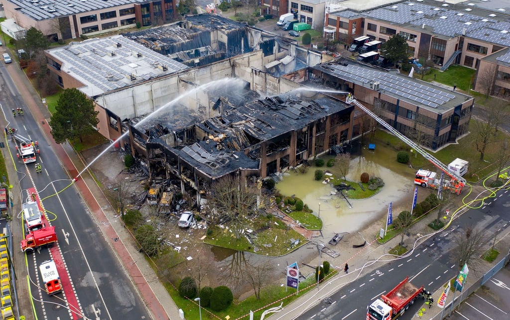 Die Feuerwehr löscht letzte Glutnester in einer Lagerhalle nach einem Großbrand in Düsseldorf.