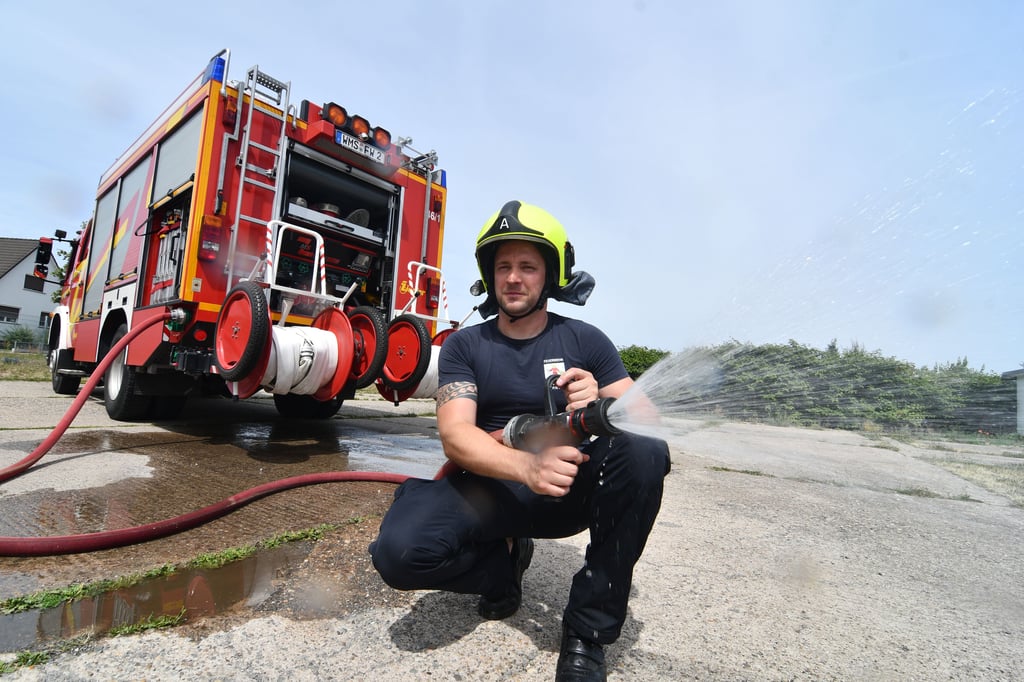 Björn Gmell, Gerätewart der Feuerwehr Wolmirstedt, empfiehlt bei den hohen Temperaturen viel zu trinken.