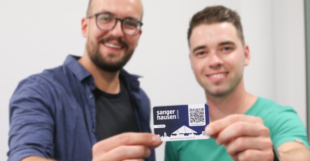 Mathias Kabisch (links) und Matthias Steyer mit dem „Sangerhausen-Gutschein“.