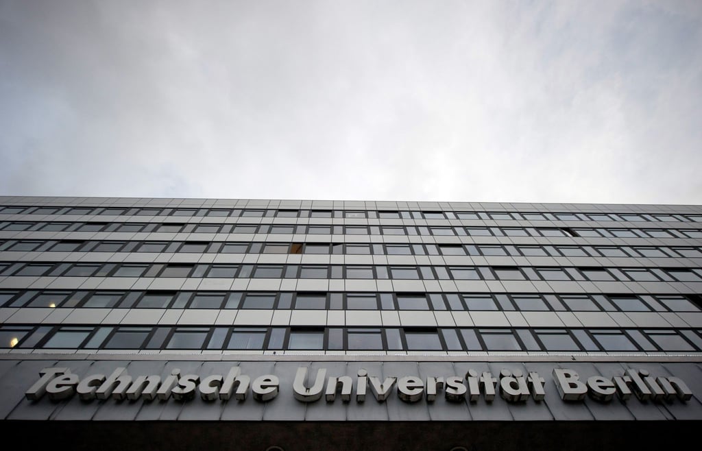 Der Schriftzug "Technische Universität Berlin" ist an der Fassade der TU zu sehen.