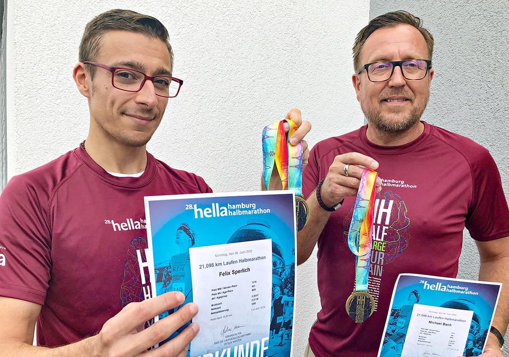 Felix Sperlich (l.) und Michael Bach mit ihren Medaillen und Urkunden.