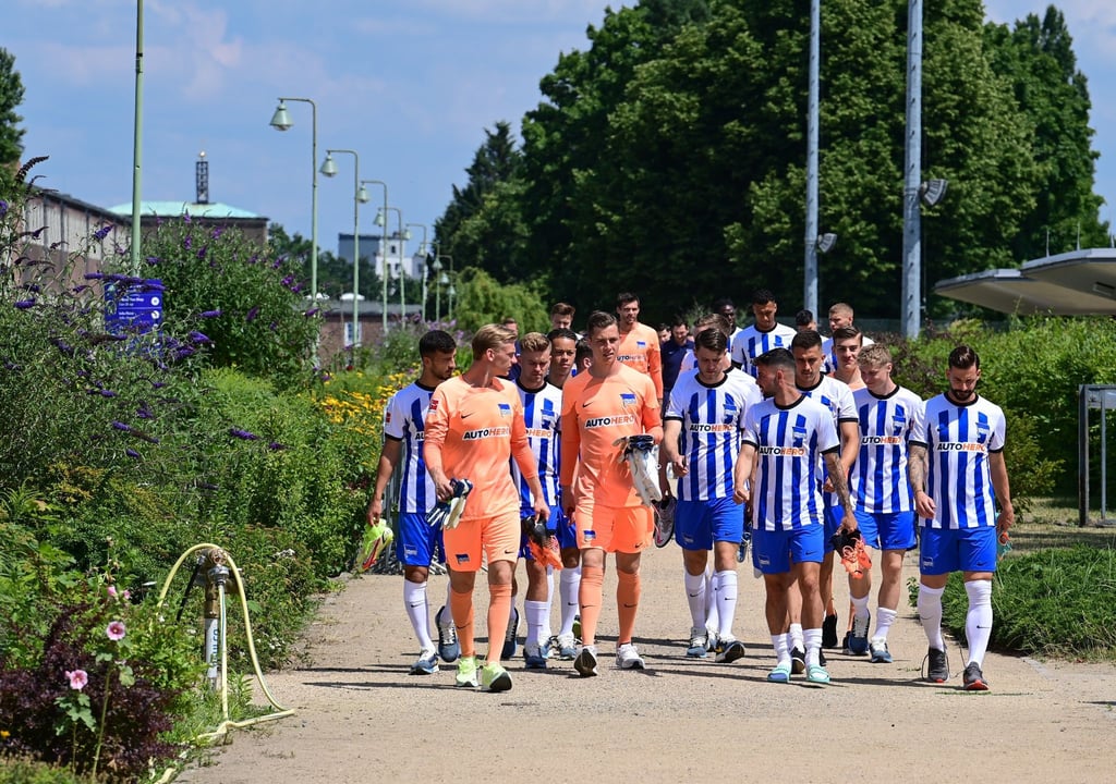 Spieler von Hertha BSC auf dem Weg zum Training.