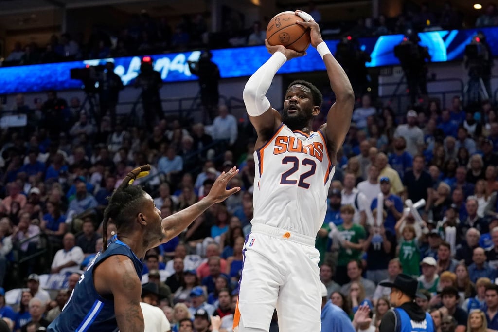 Soll in den kommenden vier Jahren rund 131 Millionen Euro bei den Phoenix Suns verdienen: Center Deandre Ayton (r, 22).