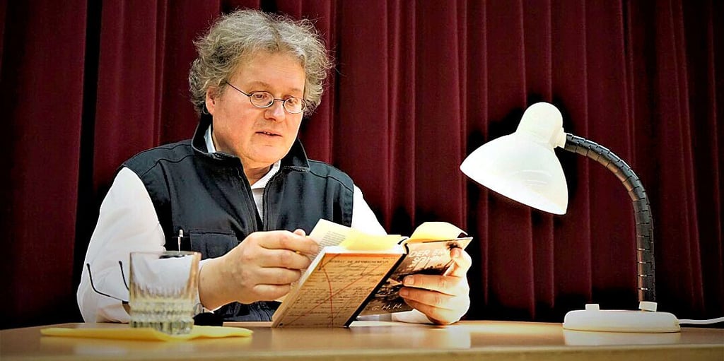 Georg Hermann Holländer, hier bei einer Lesung in Salzwedel, hat der Altmark ein literarisches Denkmal gesetzt. Nun stellt er sein Triptychon in Werben vor.