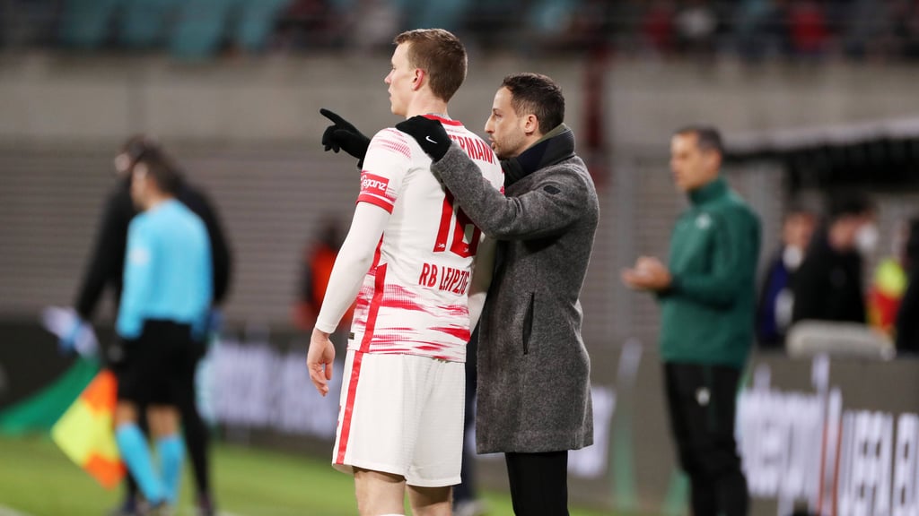 Kunst des Herauskitzelns: Lukas Klostermann im Gespräch mit RB-Trainer Domenico Tedesco