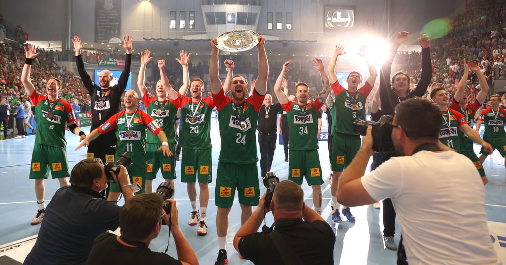 Am 12. Juni feierten Kapitän Christian O’Sullivan (Mitte) und seine Mitspieler die Meisterschaft mit den SCM-Fans. Ab Mittwoch schwitzen die Grün-Roten für die Titelverteidigung.