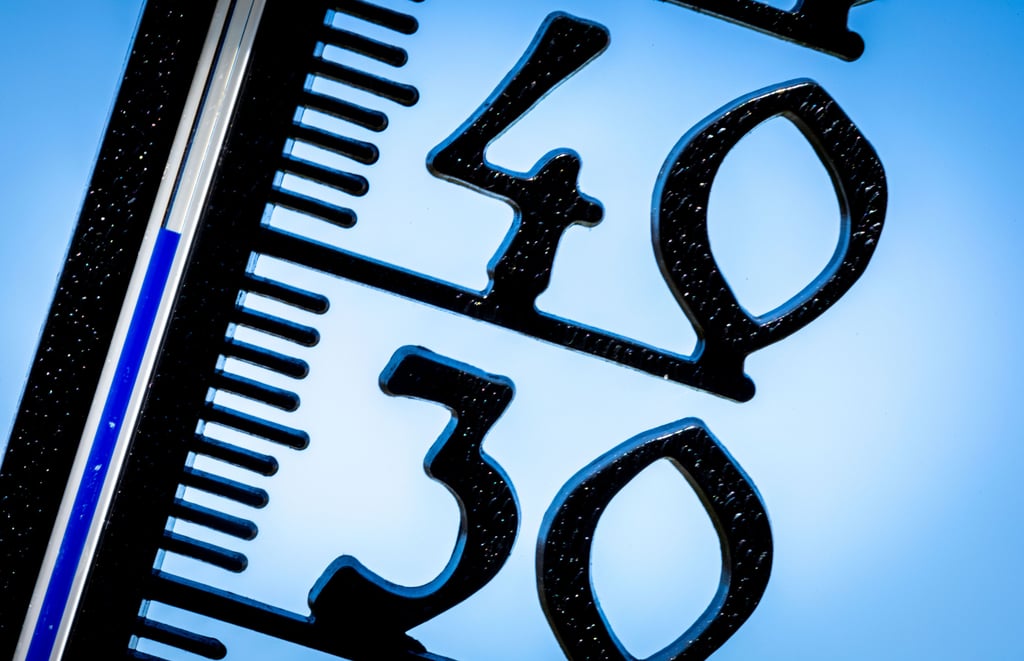 Ein Außenthermometer eigt die Temperatur an. Am Mittwoch soll es laut Vorhersage noch heißer werden: Örtlich bis 40 Grad Celsius!