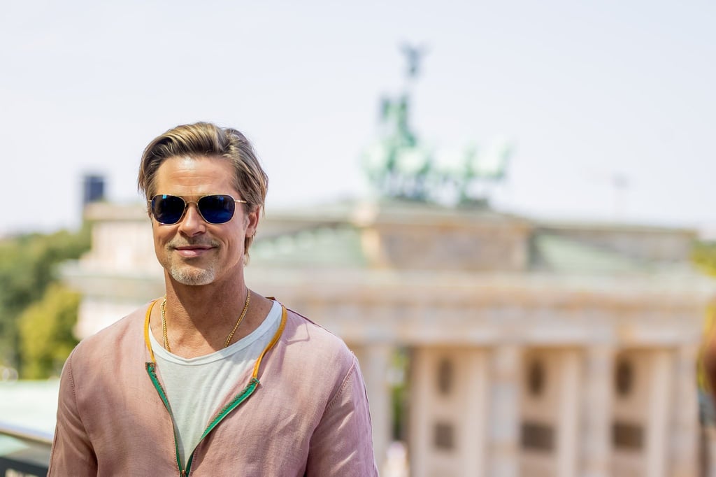 Brad Pitt auf einer Terrasse der Akademie der Künste am Brandenburger Tor.