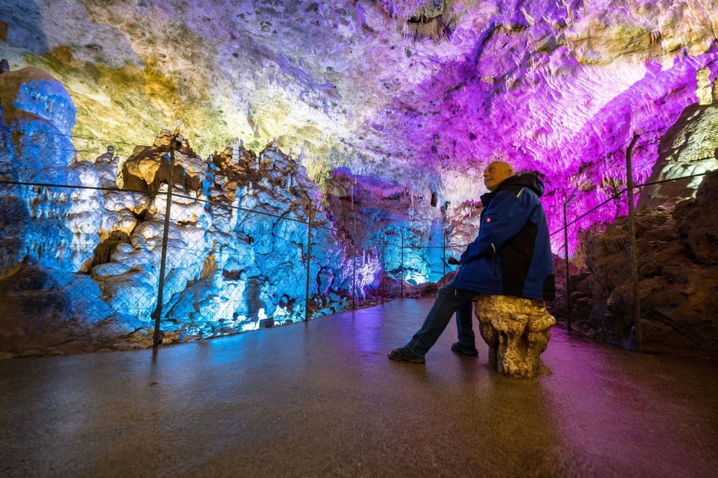Ein Höhlenführer vor Betriebsbeginn in der Bärenhöhle auf der Schwäbischen Alb.