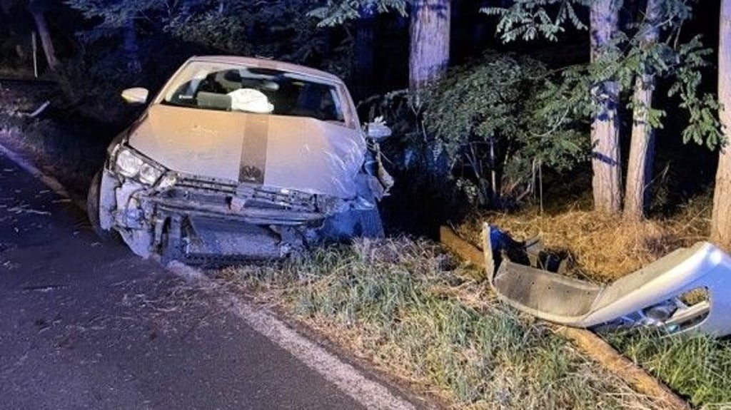 Zerstörtes Auto im Straßengraben bei Gommern: Der Pkw war verschlossen und die Warnblinkanlage eingeschaltet.