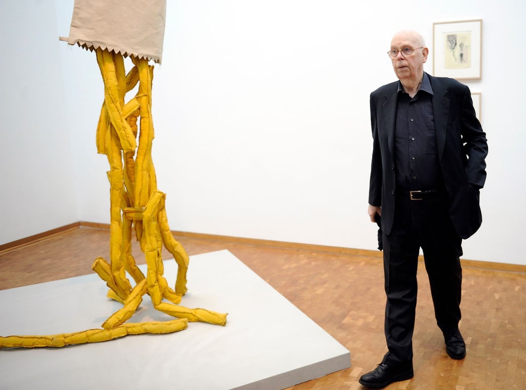 Künstler Claes Oldenburg im Museum Ludwig vor seinem Werk „Shoestring Potatoes, Spilling from a Bag, 1966“.