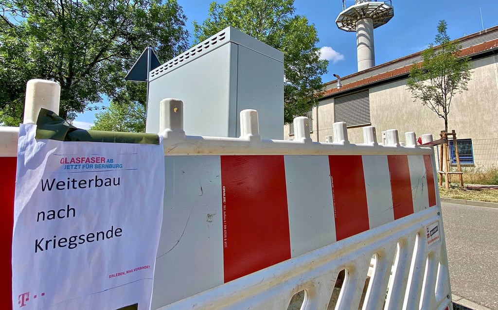 Pausiert die Glasfaser-Baustelle in bernburg wegen des Ukraine-Krieges? Ein Zettel an einer Absperrung am Eichenweg hat in Bernburg für Verwirrung gesorgt.