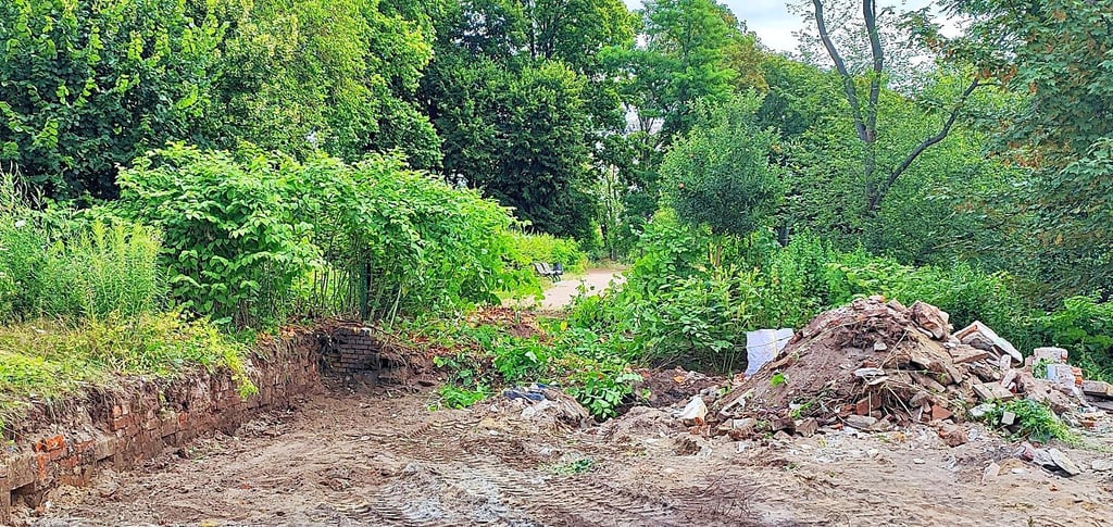 Die Laube ist weg, die Fledermäuse im Ersatzquartier - jetzt wird ein neuer Weg gebaut, vorläufig allerdings provisorisch.