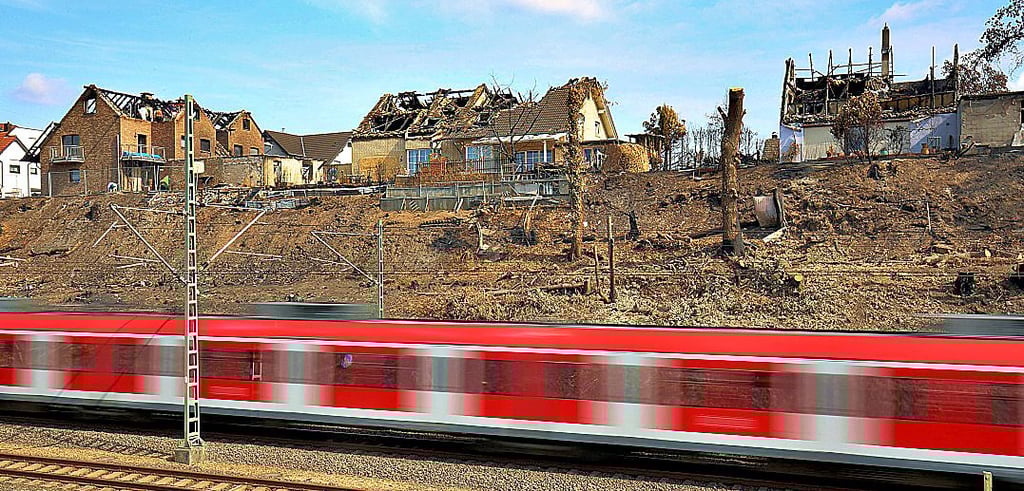 Solch verheerende Folgen kann ein Feuer an Schienen haben: 2018 brannten in Nordrhein-Westfalen mehrere Wohnhäuser völlig aus.