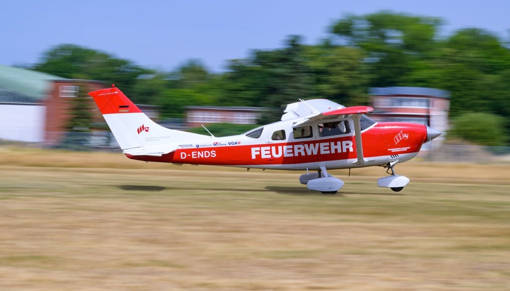 Eine Cessna 206 vom Feuerwehrflugdienst Niedersachsen startet.