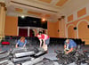 Die alten Kinostühle in Saal 1 und 2 des Cine Circus in Köthen werden abgebaut.  