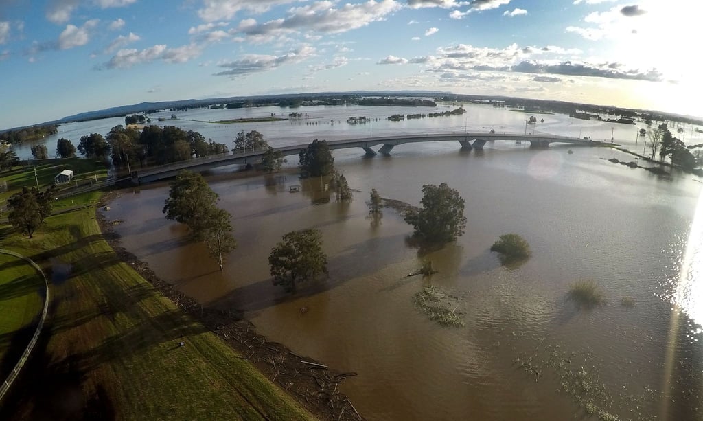 Hochwasser umgibt die Fitzgerald-Brücke zwischen Raymond Terrace und Maitland im Bundesstaat New South Wales.