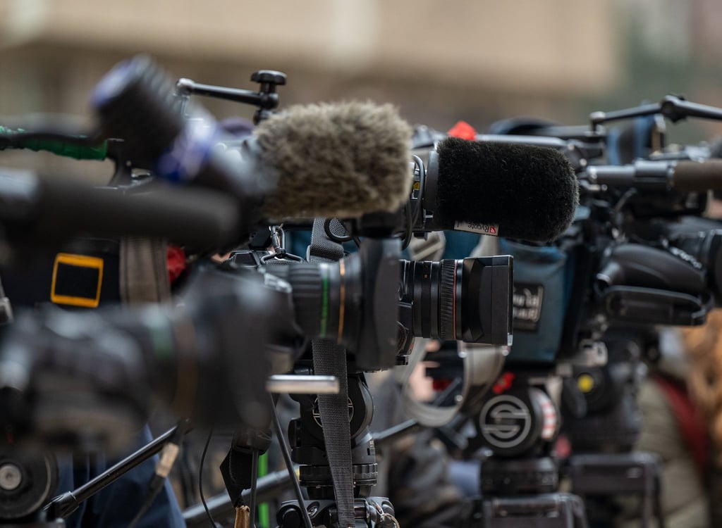 Eine Fernseh-Journalistin, die seit Jahren darum streitet, genauso gut wie ihre männlichen Kollegen bezahlt zu werden, ist mit einer Verfassungsbeschwerde gescheitert.